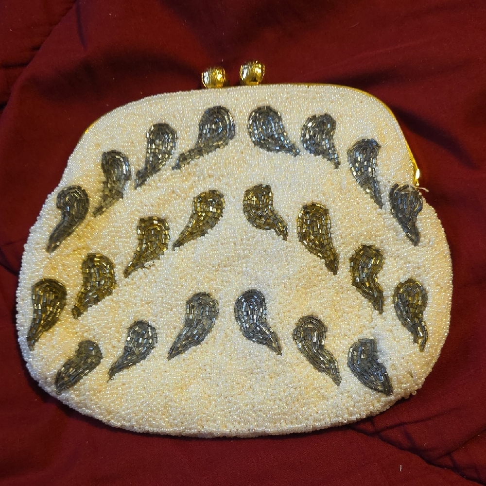 VINTAGE ELEGANT CREAM AND  BLACK BEADED HANDBAG